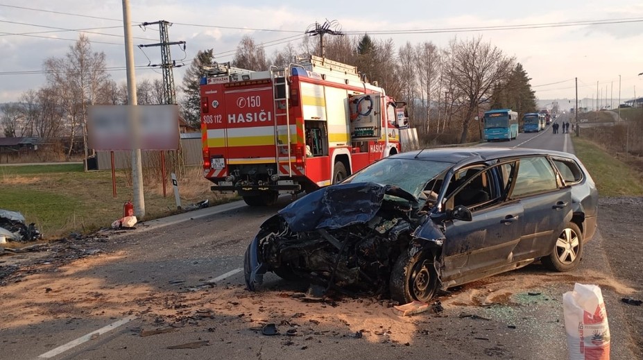 FOTO: Tragická nehoda na Orave. Mladá žena (21) čelne narazila do protiidúceho auta, vodič neprežil (†53)