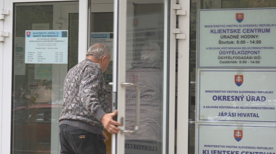 Za vybavovaním dokladov budú cestovať do okolitých miest. Klientske centrum vo Veľkých Kapušanoch má skončiť