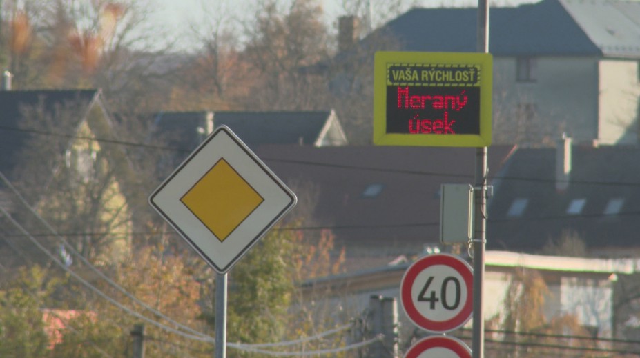Bič na cestných pirátov. Stacionárne radary si už budú môcť namontovať aj samotné obce