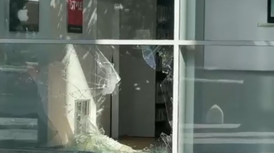 Nočná krádež v bratislavskom obchodnom centre. Zlodeji vzali elektroniku, pátra po nich polícia