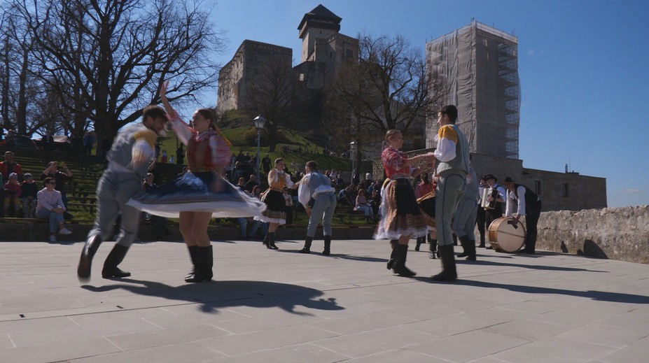 Kto prišiel v kroji, mal výhodu. Na Trenčiansky hrad prilákali sviatky jari množstvo ľudí