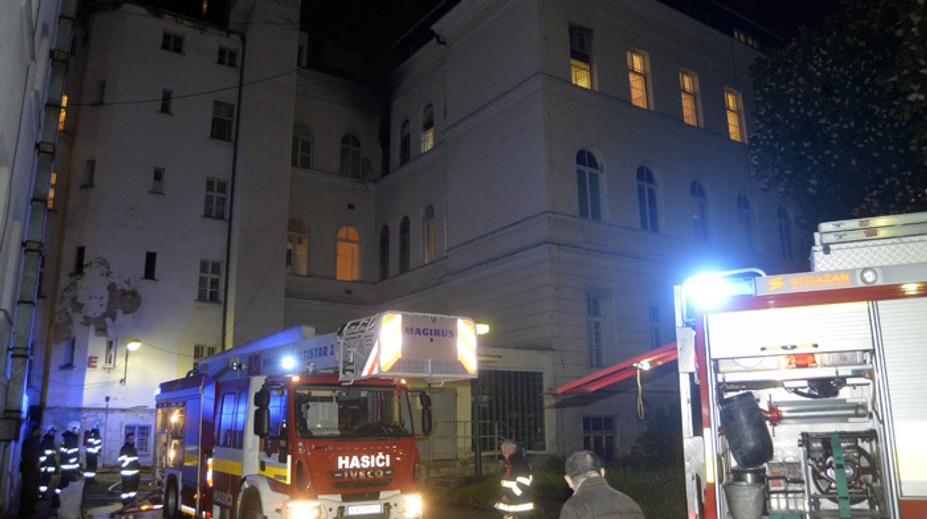 FOTO: Požiar v nemocnici na Mickiewiczovej ulici v Bratislave. Evakuovali 100 ľudí