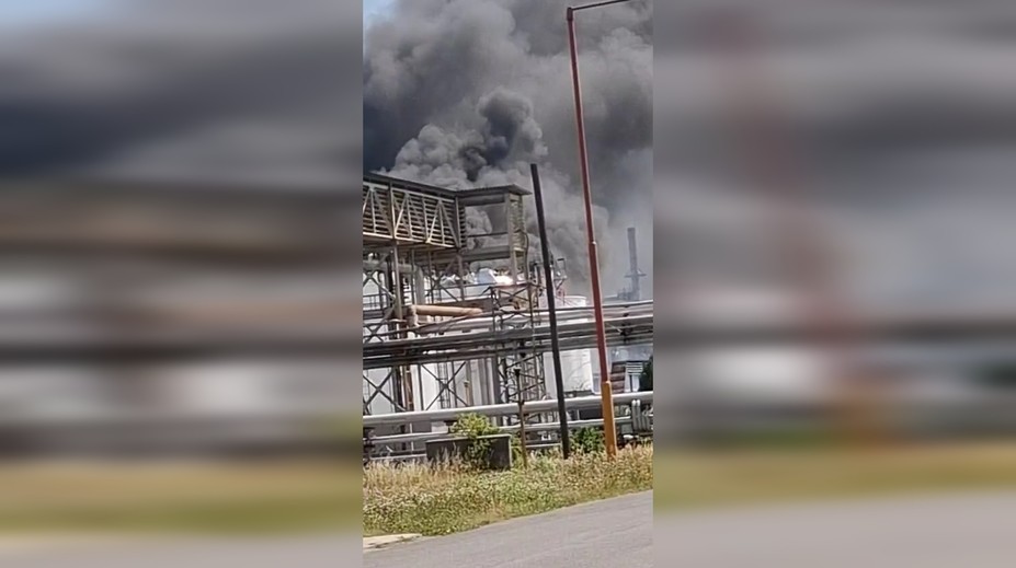 VIDEO: Exkluzívne zábery priamo z areálu Slovnaftu. Vidno hustý dym aj trosky po explózii