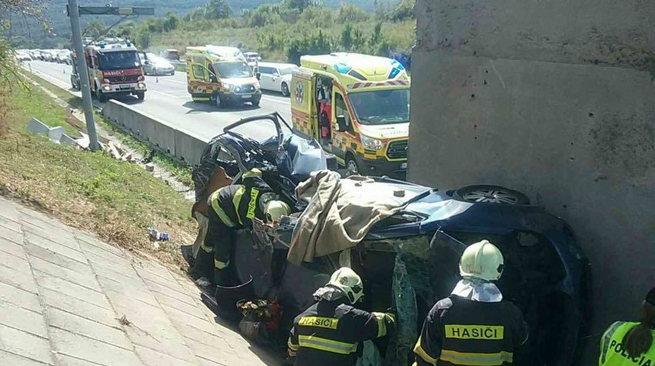 Tragická nehoda na R1: Auto zostalo zakliesnené pod diaľničným nadjazdom