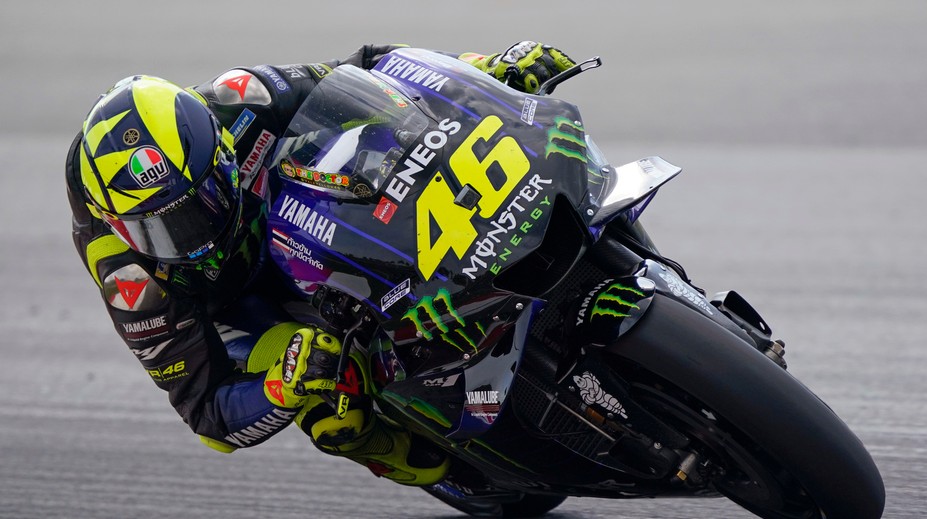 Legendárny pretekár Valentino Rossi sa rozlúči s kariérou vo Valencii