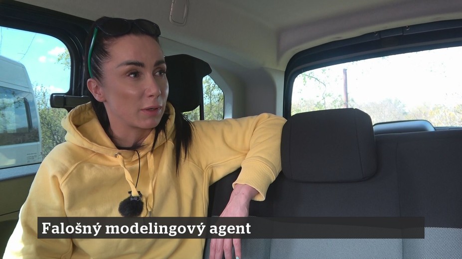 Falošní modelingoví agenti a tréneri hľadajú dievčatá, aby od nich vylákali fotografie. Ak ich pošlú, začne sa peklo
