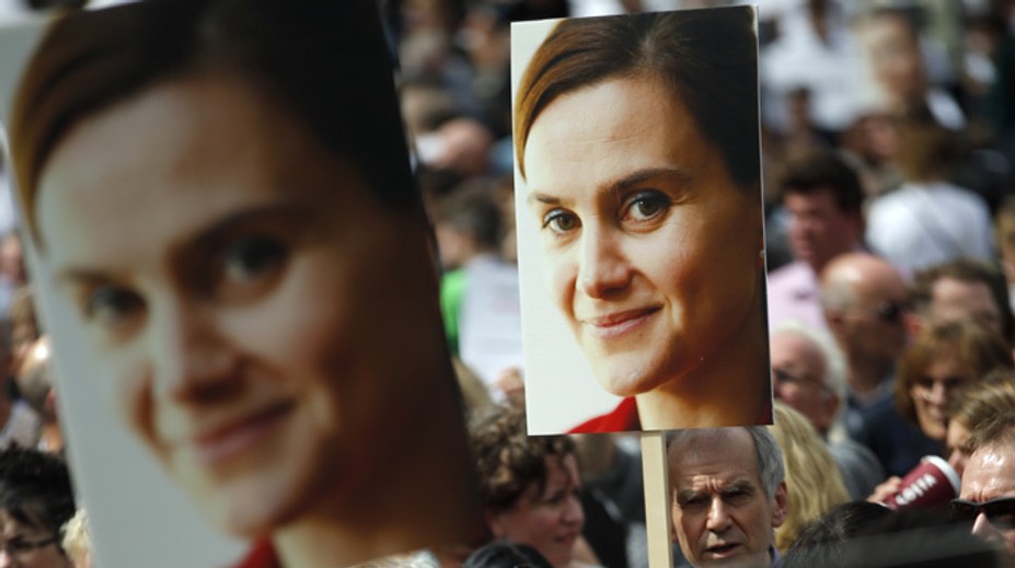 Proces s obvineným vrahom Jo Coxovej sa začne na jeseň