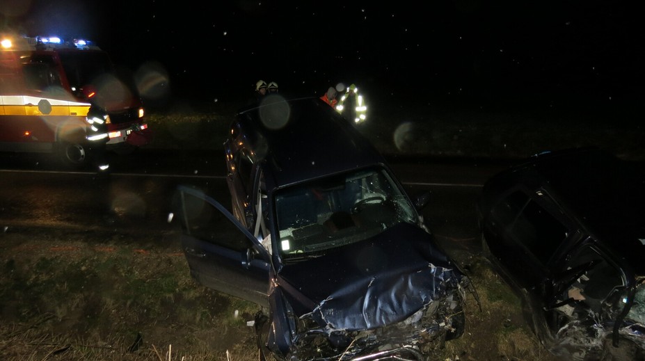 Manželia s dvomi deťmi sa čelne zrazili s Golfom, dvaja mŕtvi