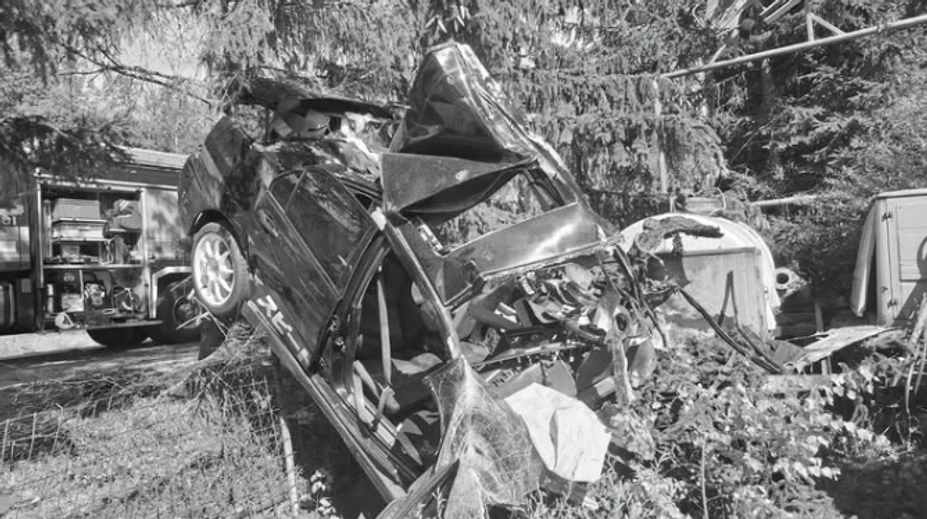 Hrôzostrašný záber z nehody na Orave. Auto po náraze do stromu skončilo úplne zdemolované, vodič (†34) neprežil