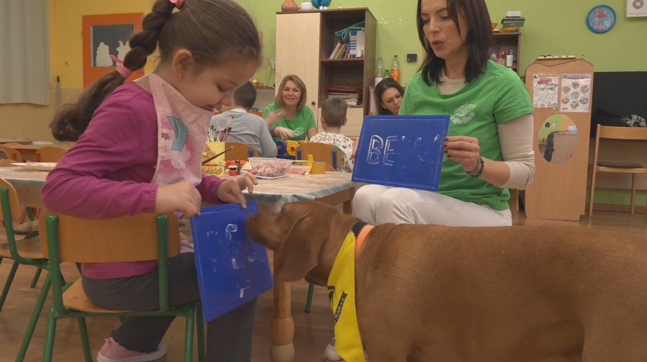 Nielenže ich rozhýbe, ale aj rozrozpráva. Škôlkarov na východe Slovenska navštívil špeciálny hosť