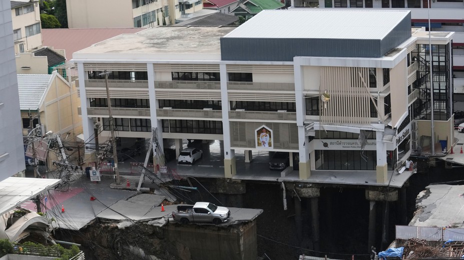 FOTO+VIDEO: Pred nemocnicou v centre Bangkoku vznikla obrovská prepadlina