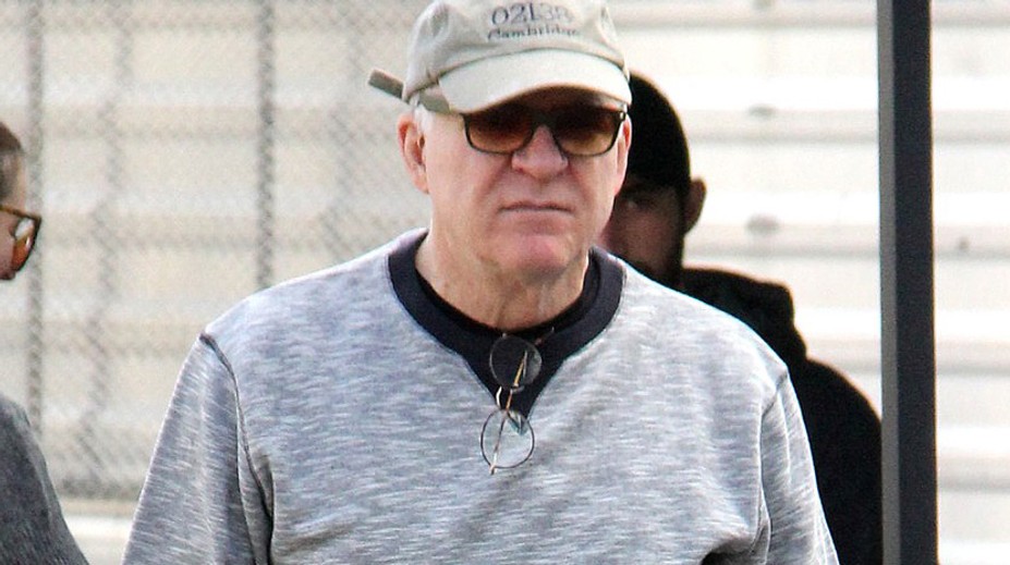 Slávny herec na prechádzke s rodinou. On má 71, dcérka tri roky