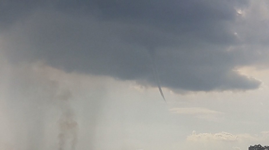 VIDEO: Slovenskom sa opäť prehnali búrky. Na západnom Slovensku zachytili tromby