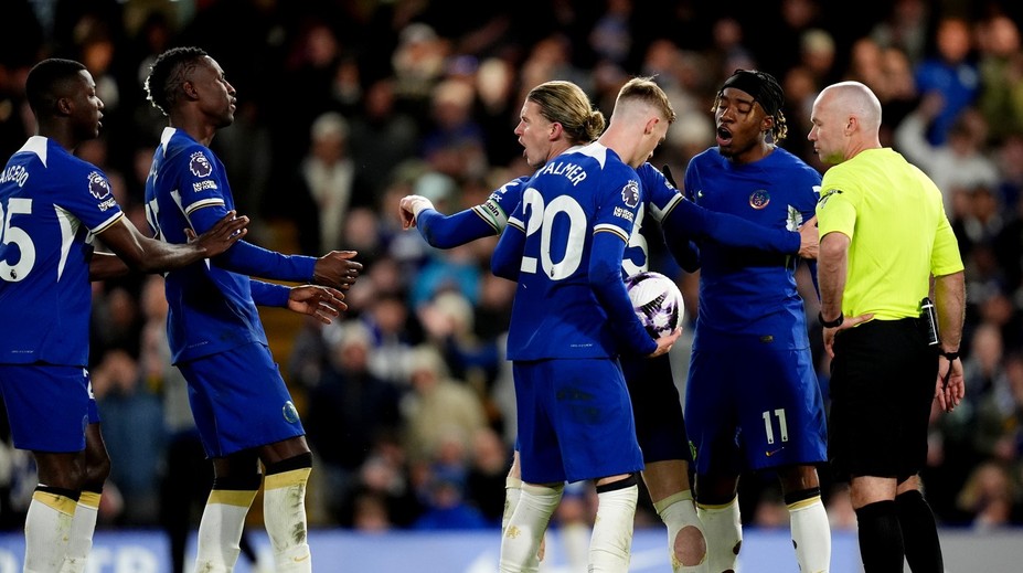 VIDEO: Ako deti. Hráči Chelsea sa hádali o penaltu, pritom bolo rozhodnuté. Hanba, reagoval tréner