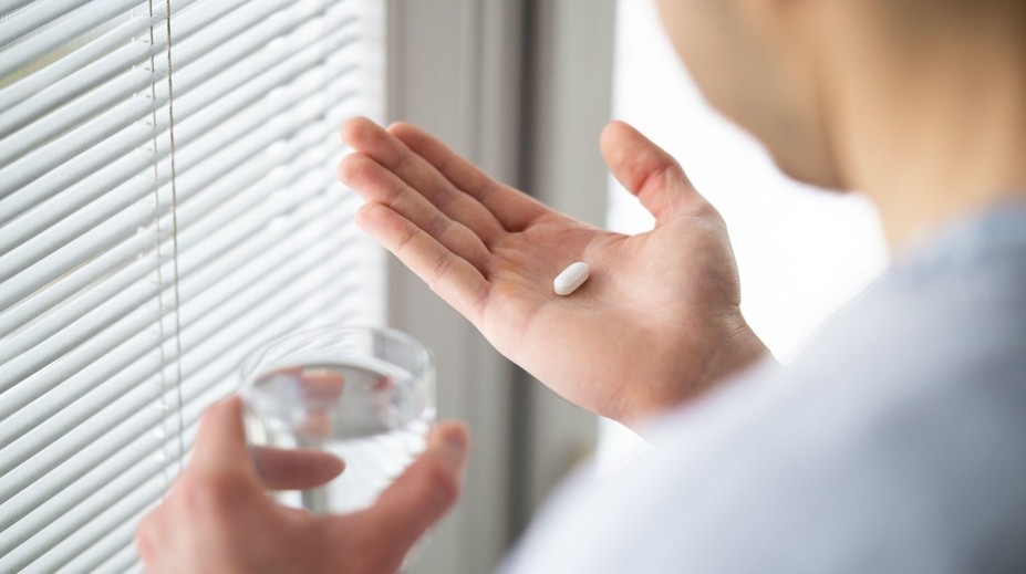 Chcete, aby liek od bolesti zabral rýchlejšie? Čo pomáha a čo môže byť nebezpečné