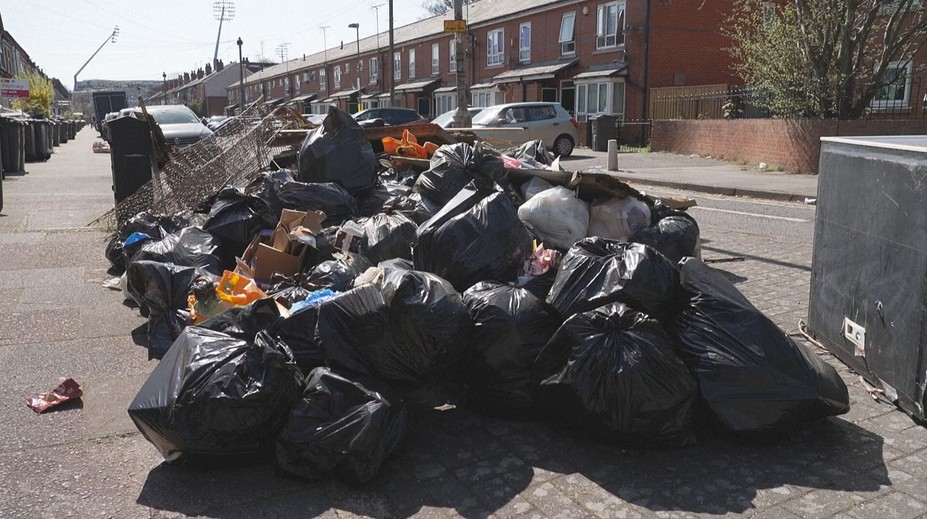 Haldy čiernych vriec s odpadkami a neuveriteľný zápach. Ulice bohatého mesta pripomínajú krajiny tretieho sveta
