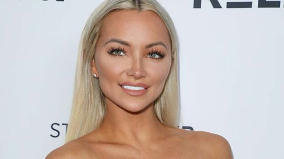 Ako dva mechy! Modelkine šaty to pod náporom megapŕs takmer nevydržali