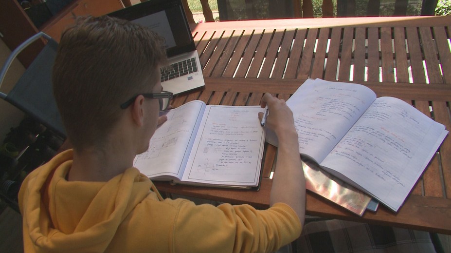 Nepríjemné prekvapenie pre maturantov. Z vyhlášky zmizla povinnosť zverejniť zadania týždeň pred ústnou skúškou