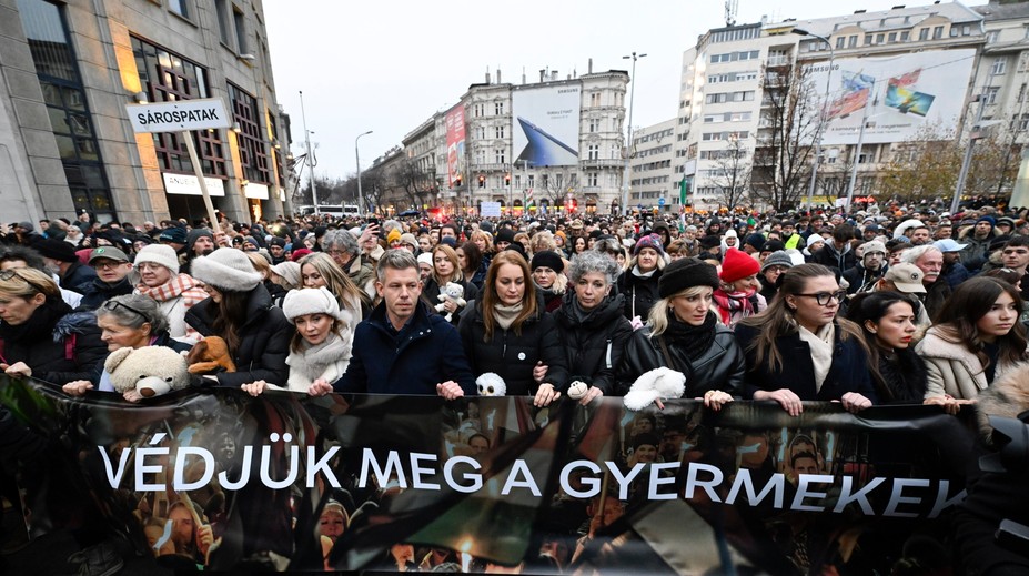 Veľký problém pre Orbána: V Budapešti protestujú tisíce proti zneužívaniu detí