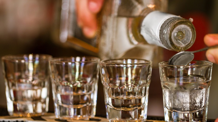 Pri šibačke sa poldecu nevyhnete. Tu je zopár rád, ako zvíťaziť nad alkoholom