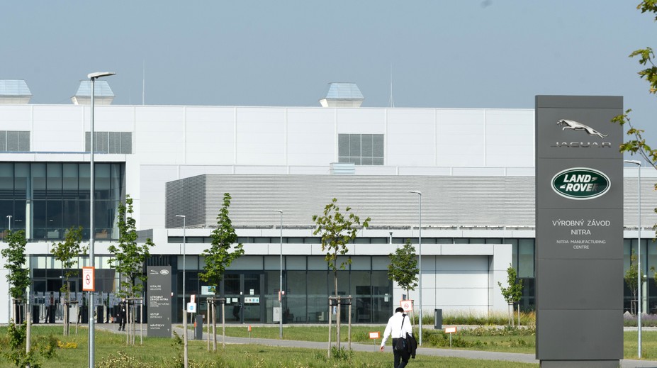 Výroba v nitrianskej automobilke stále stojí. Tisíce zamestnancov ostávajú nútene doma