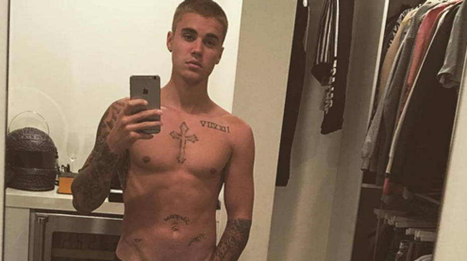 Čo týmto chcel povedať? Bieber sa odfotil, ako si mačká prirodzenie