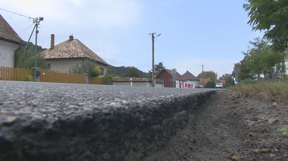 Je taká úzka, že autá si navzájom odrážajú spätné zrkadlá. Cestu na juhu Slovenska konečne opravujú