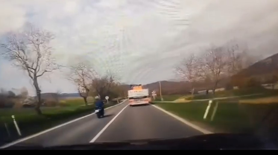 VIDEO: Riskantný manéver na východe Slovenska. Motorkár predbiehal cez plnú čiaru