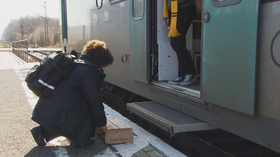 Kuriózne vystupovanie z vlaku: Cestujúcim podkladajú pod nohy mobilný stolček