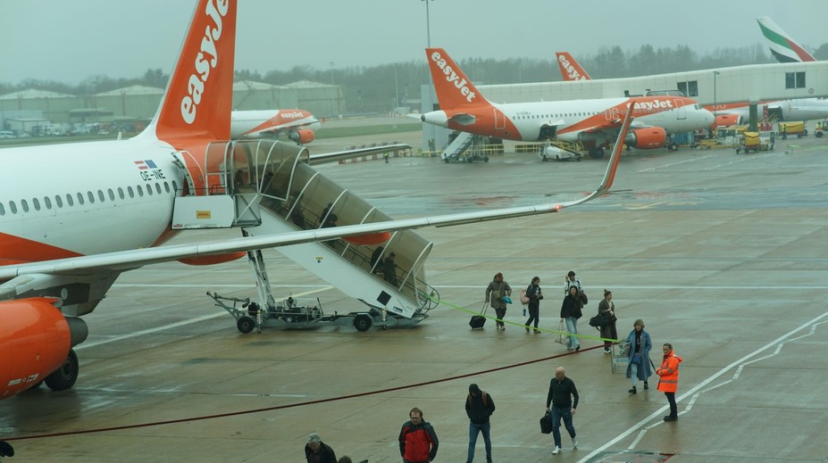 Mysleli si, že ide o vtip. Pilot požiadal zopár cestujúcich, aby vystúpili, inak lietadlo neodletí