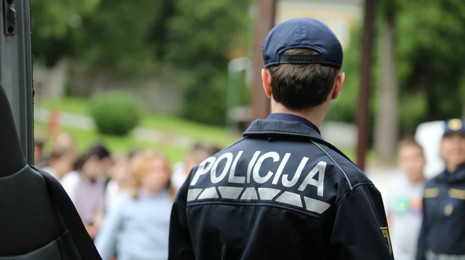 Slovinská polícia zadržala Slováka, ktorý v dodávke prevážal 27 migrantov