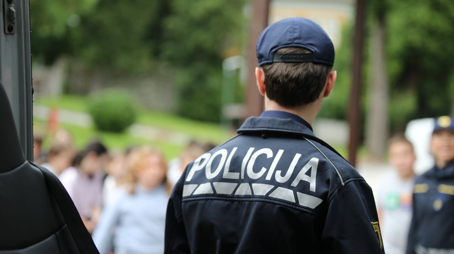Slovinská polícia zadržala Slováka, ktorý v dodávke prevážal 27 migrantov