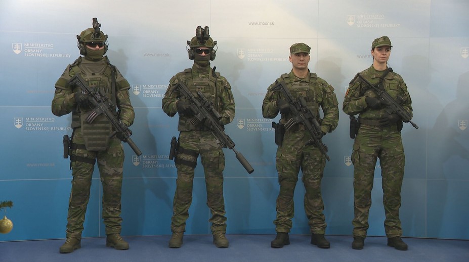 Po viac ako 15 rokoch budú vojaci v novom šate. Zisťovali sme, kto na to dostal štátne zákazky