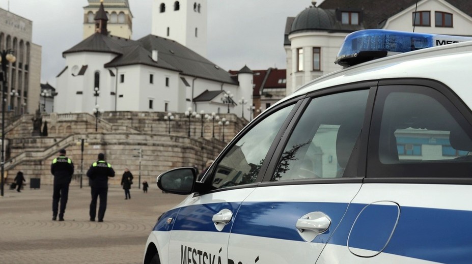 Muž zaútočil na skupinu detí v centre Žiliny, dievča mal aj sexuálne obťažovať. Všetci skončili v nemocnici