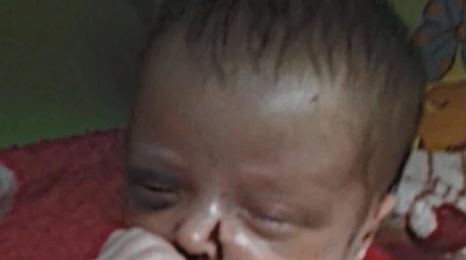 Matka zbila mesačného chlapca a odišla na rande. Suseda pri pohľade na neho omdlela