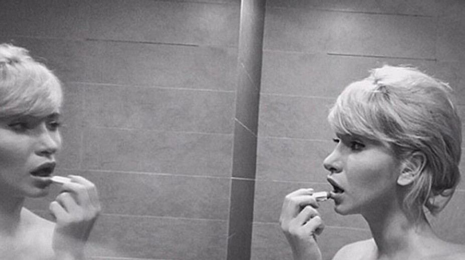 Farmárka Petra roztiahla nohy na bare a odkazuje: Pre svojho kráľa urobím všetko