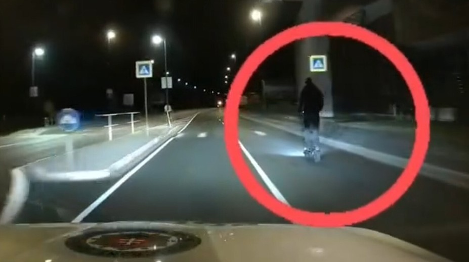 VIDEO: 16-ročný kolobežkár unikal polícii 100 km/h. Zastavil ho až náraz do kamióna