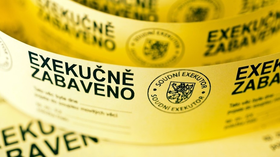 Zúfalý dlžník pred exekútorom predstieral smrť. Zahral to tak dobre, že mu uveril