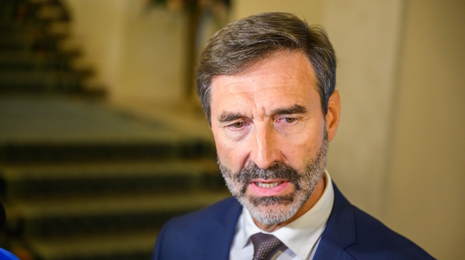 S autom skončila v potoku, z miesta nehody odišla pred príchodom polície. Za volantom mala sedieť dcéra ministra Blanára