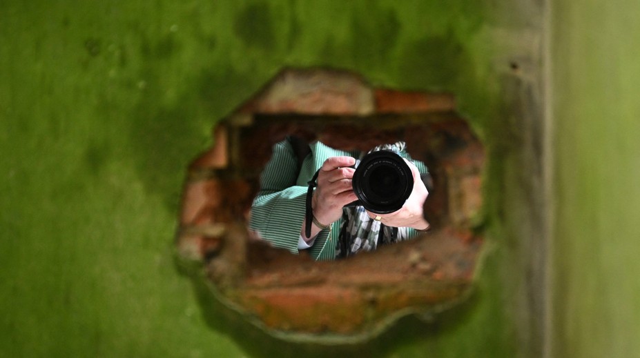Pri rekonštrukcii našiel v stene hotový majetok. Keď však prišiel do banky, zažil tvrdý pád na zem