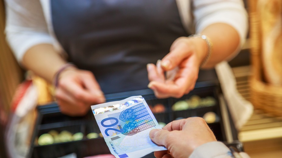 Právo na platbu v hotovosti podpísala prezidentka. Stane sa tak súčasťou ústavy