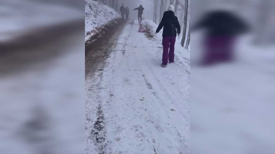 VIDEO: Sánkovačka sa im vymkla z rúk. Dieťa mierilo rovno k jazeru, takmer v ňom skončil dedko