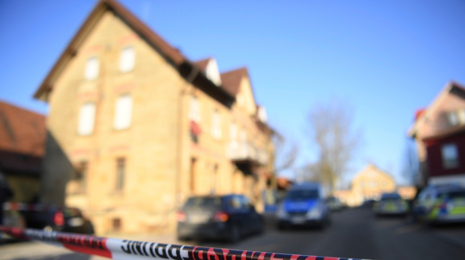 V nemeckom Rot am See sa opäť strieľalo, muž sa zabarikádoval v byte