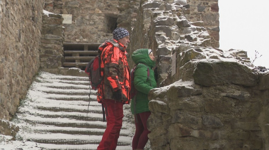Vášnivá záľuba seniorov. Manželia objavujú hrady či zrúcaniny za každého počasia
