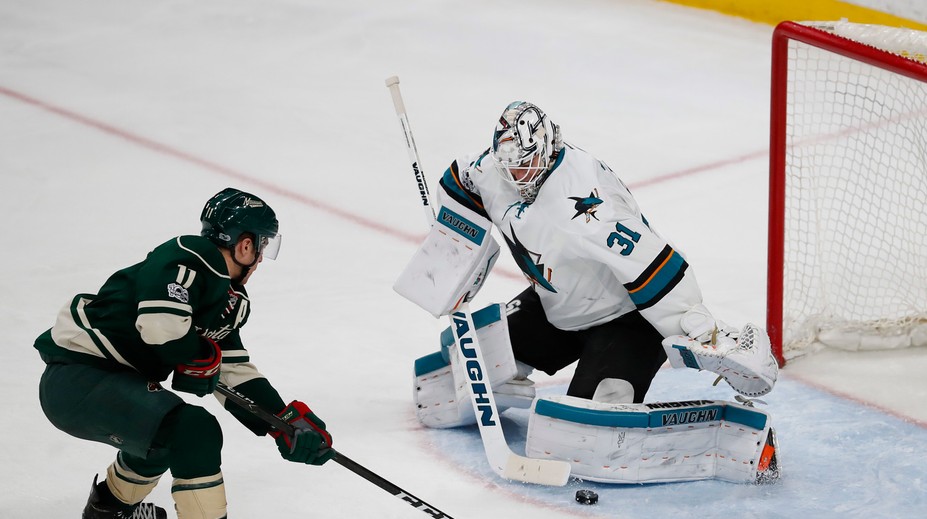 VIDEO: Gólman San Jose takto zabránil gólu. Skryl puk a nikto ho nevedel nájsť