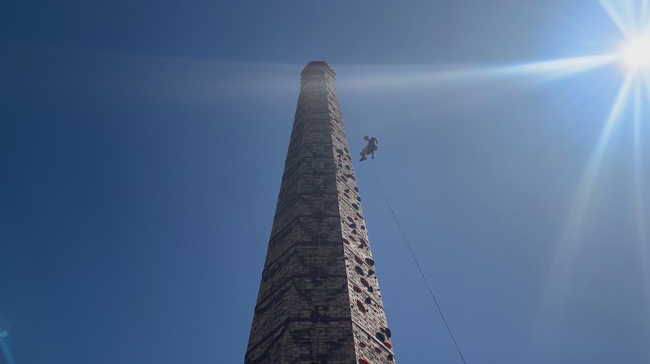 Zo starého komína je európsky unikát: Lezú tam profesionáli aj odvážni nováčikovia