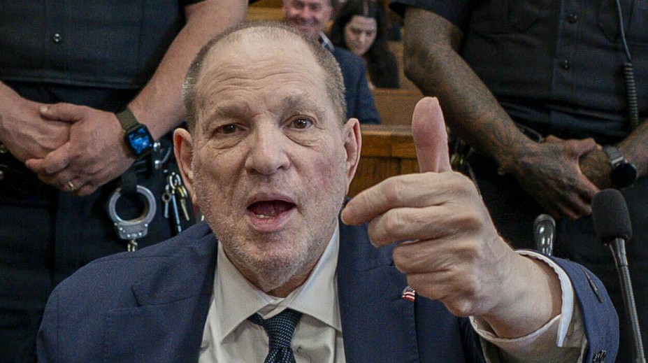 Weinsteina uznali za vinného v jednom bode obžaloby. Svoje obvinenia naďalej odmieta