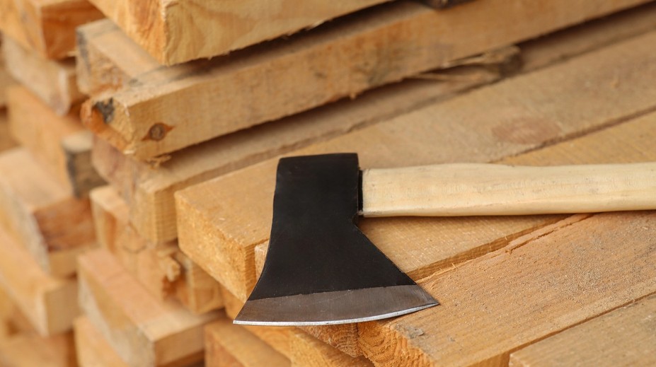 Brutálny útok sekerou v Krupine: Muža s vážnym poranením hlavy previezli do nemocnice