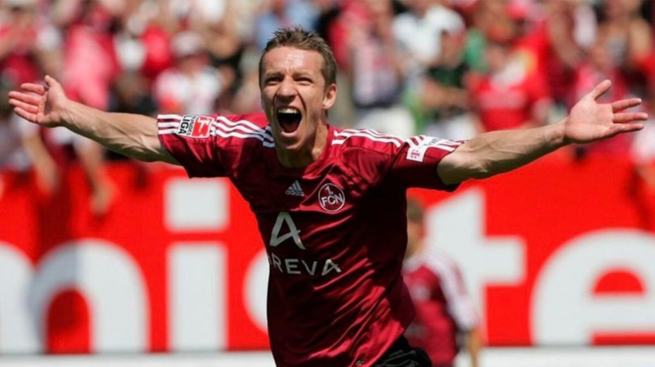 Pred zápasmi jedol klobásy a kraľoval Bundeslige, do veľkoklubu ho nepustili. Fantóm je v Nemecku ako boh