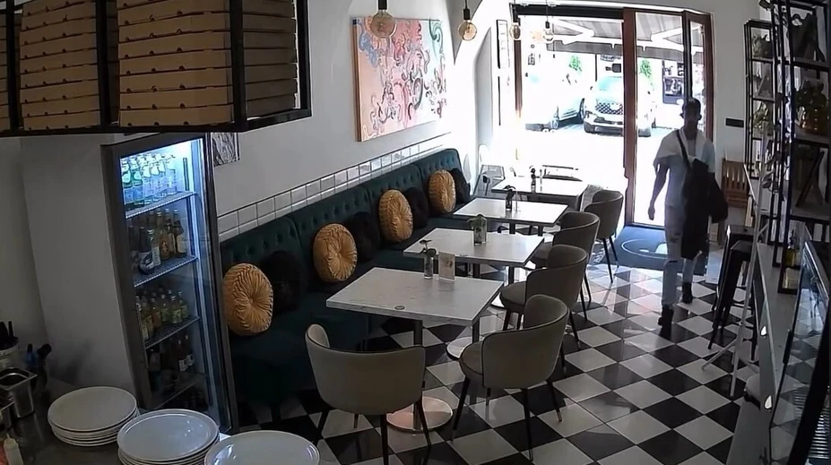 VIDEO: Ani sa nesnažil skrývať. Muž nakráčal do košickej pizzerie a odišiel s peniazmi